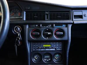 Immagine 22/38 di Mercedes-Benz 190 E 2.5-16 (1992)
