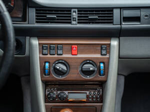 Imagen 29/66 de Mercedes-Benz 200 TE (1989)