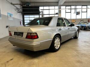 Image 9/62 of Mercedes-Benz E 500 (1995)