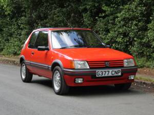 Image 1/17 de Peugeot 205 GTi 1.6 (1989)