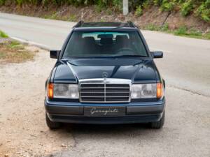 Imagen 7/53 de Mercedes-Benz 230 TE (1992)