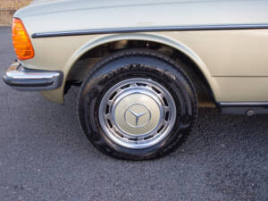 Bild 24/29 von Mercedes-Benz 280 E (1983)