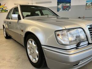 Image 15/62 of Mercedes-Benz E 500 (1995)