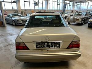 Image 8/62 of Mercedes-Benz E 500 (1995)