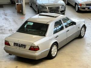 Image 1/62 of Mercedes-Benz E 500 (1995)