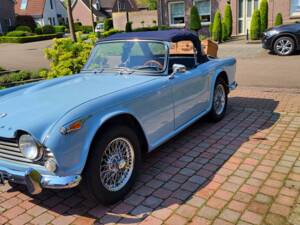 Image 7/22 of Triumph TR 4A IRS (1965)