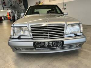 Image 62/62 of Mercedes-Benz E 500 (1995)