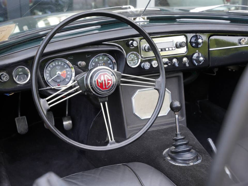 Image 23/50 of MG MGB (1969)