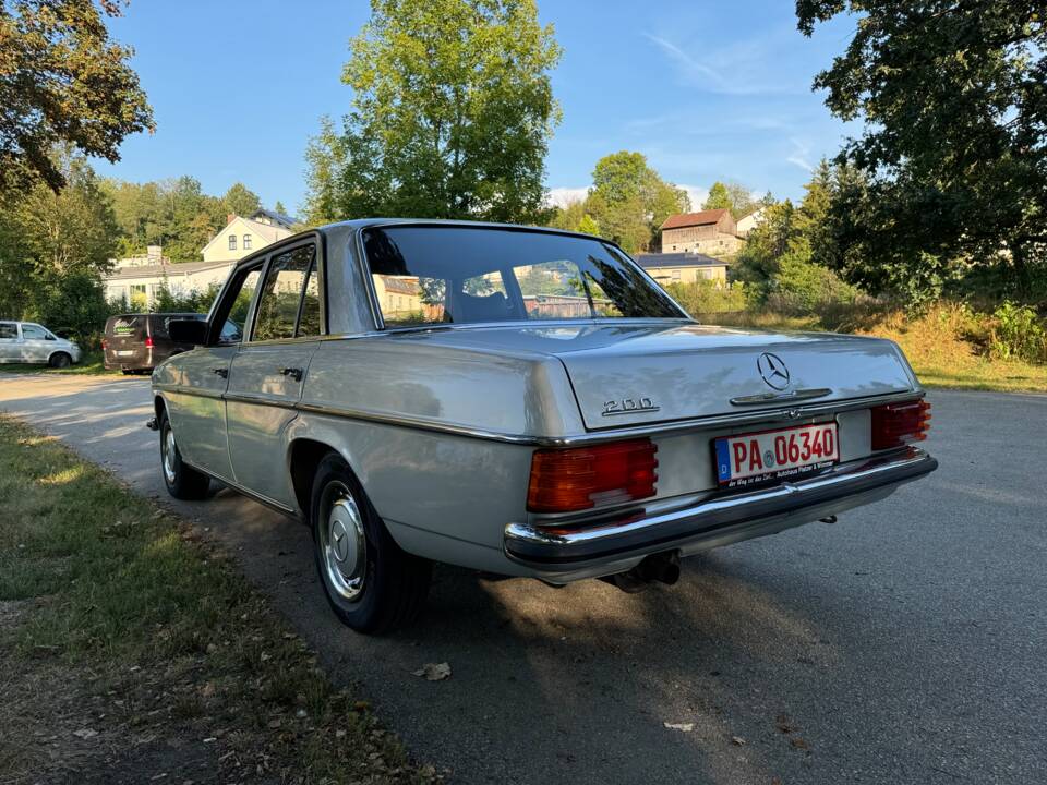Immagine 8/28 di Mercedes-Benz 200 (1975)