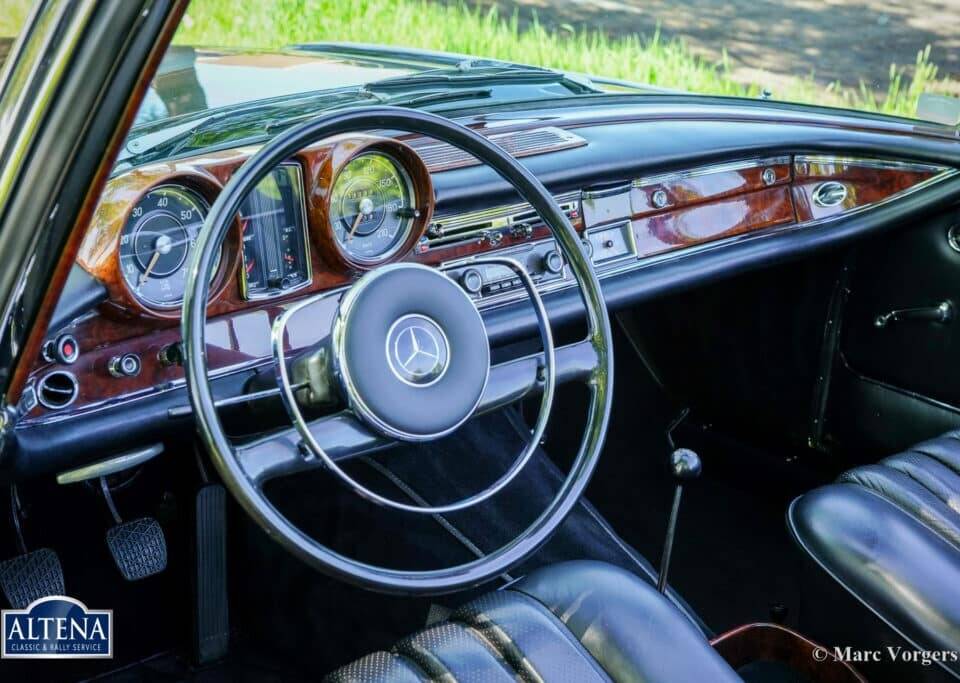 Image 21/52 of Mercedes-Benz 220 SE b (1963)