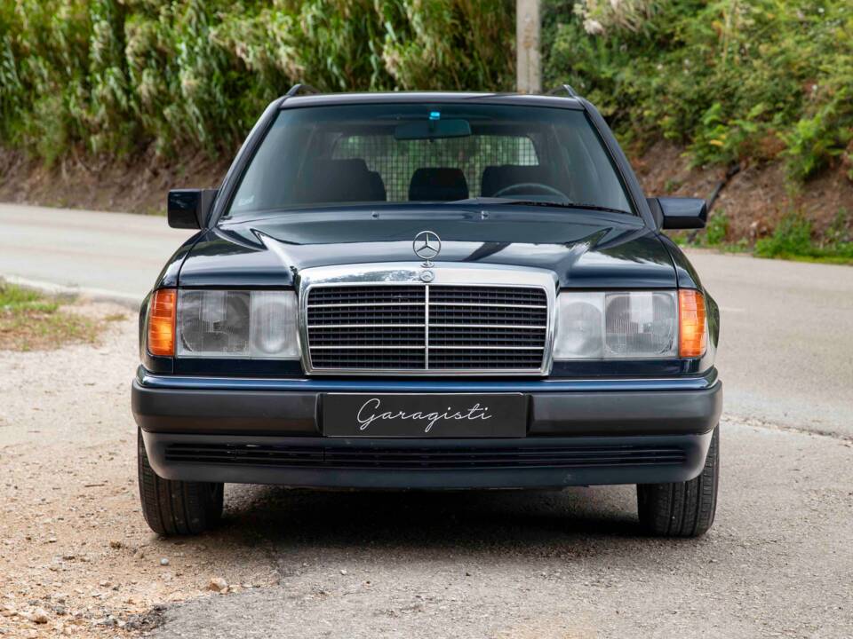 Imagen 8/53 de Mercedes-Benz 230 TE (1992)