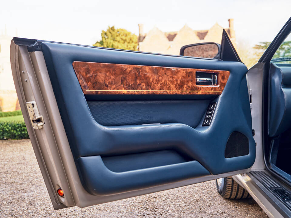 Immagine 14/23 di Aston Martin Virage Volante (1994)