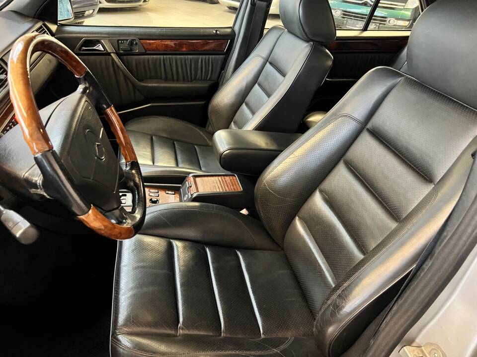 Image 20/62 of Mercedes-Benz E 500 (1995)