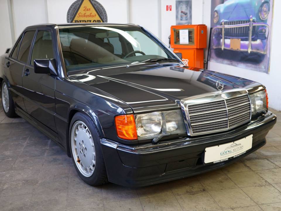 Immagine 2/38 di Mercedes-Benz 190 E 2.5-16 (1992)