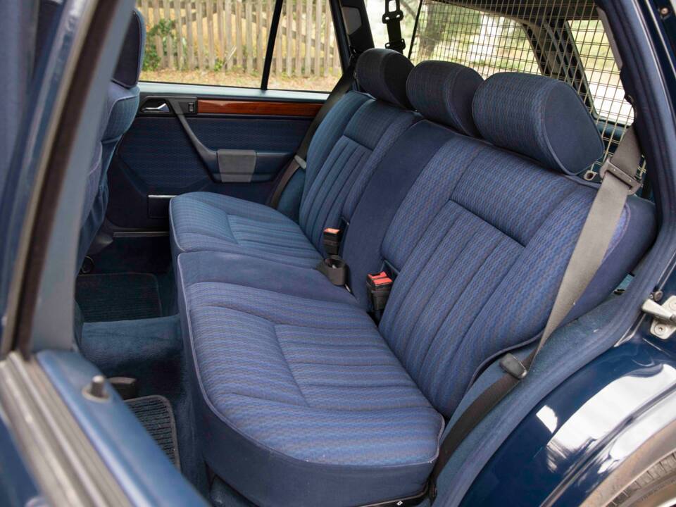 Imagen 42/53 de Mercedes-Benz 230 TE (1992)