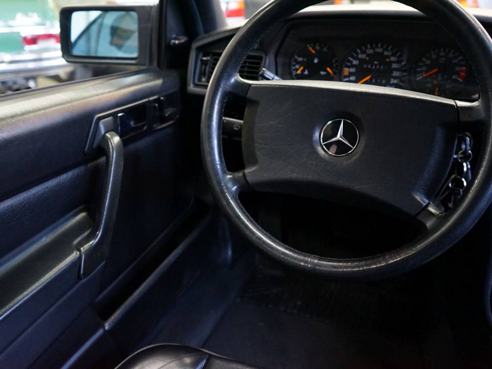 Immagine 20/38 di Mercedes-Benz 190 E 2.5-16 (1992)