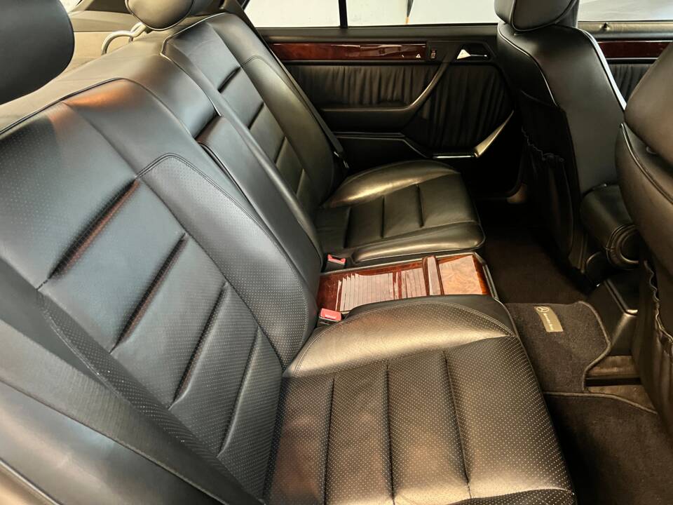 Image 19/62 of Mercedes-Benz E 500 (1995)