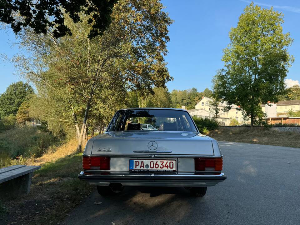 Immagine 6/28 di Mercedes-Benz 200 (1975)