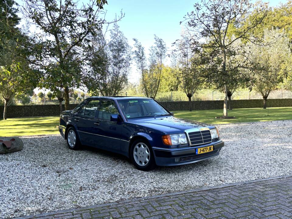 Imagen 9/24 de Mercedes-Benz 500 E (1993)