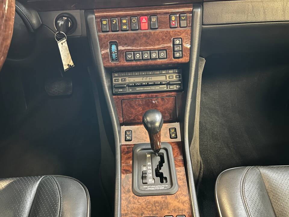 Image 22/62 of Mercedes-Benz E 500 (1995)