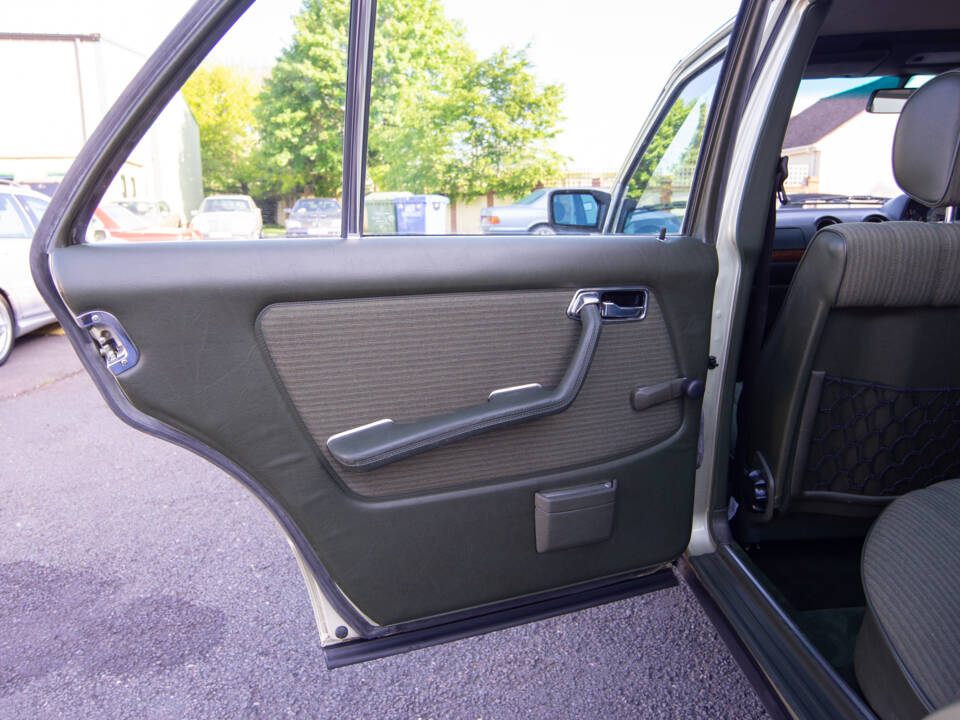 Bild 17/29 von Mercedes-Benz 280 E (1983)
