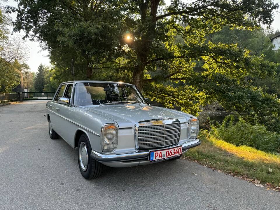 Immagine 13/28 di Mercedes-Benz 200 (1975)