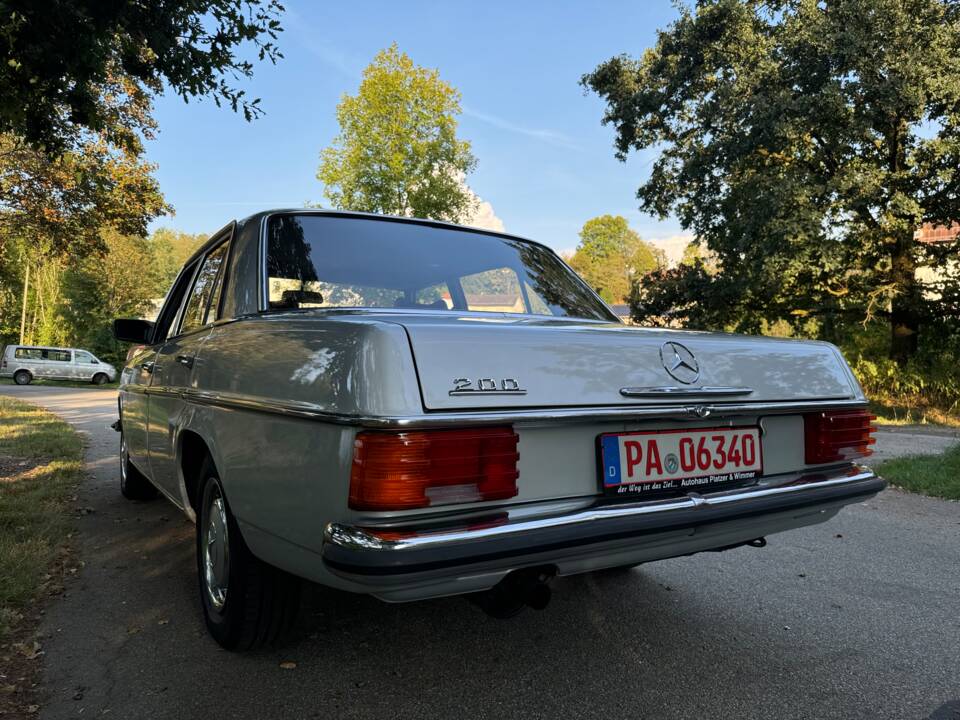 Immagine 16/28 di Mercedes-Benz 200 (1975)